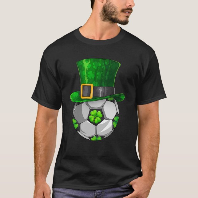 Camiseta Dia de São Patrício Soccer Ball Leprechaun Shamroc (Frente)