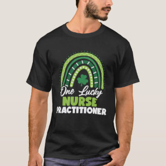 Camiseta Dia de São Patrício Uma Enfermeira Praticante Sort