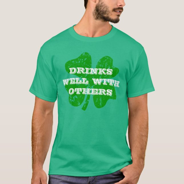 Camiseta Dia de São Patrício Verde | Bebidas bem com outros (Frente)