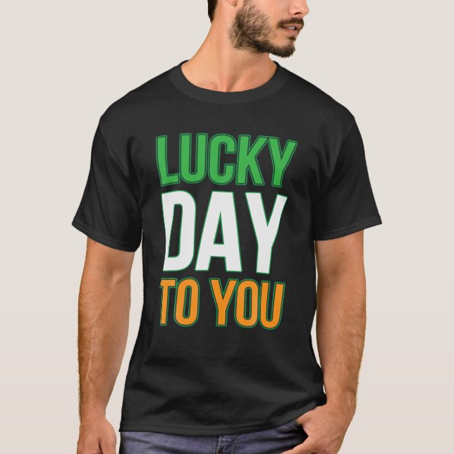 Camiseta Dia de Sorte para Você Rua Engraçada. Dia de Patri (Frente)
