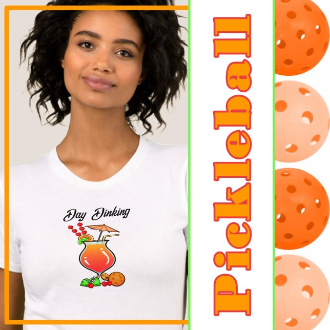 Camiseta Dia do Pickleball Coquetel Furacão Tropical Dinkin (Pickleball dinking orange hurricane cocktail with pickleball fruits)