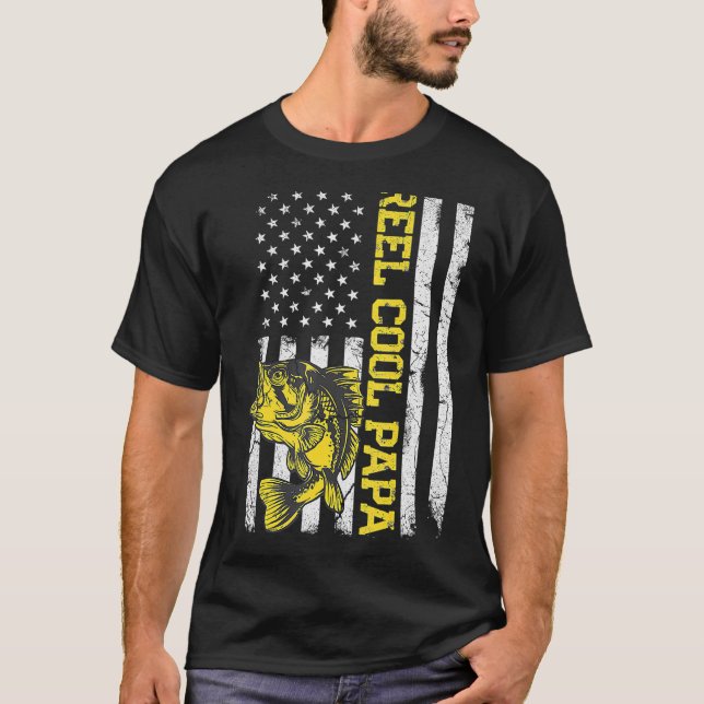 Camiseta Dia dos Pais Carpa Papa Muito Legal Bandeira Ameri (Frente)