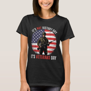 Camiseta Dia dos Veteranos Não é Dia da Vitória Soldado Ame