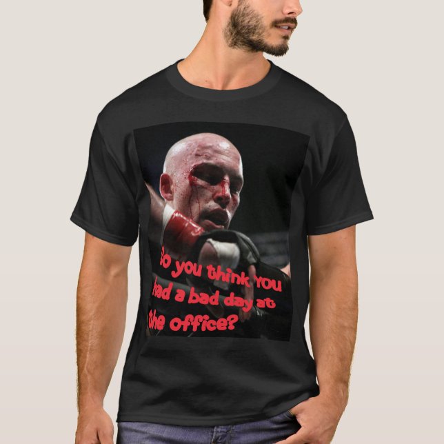 Camiseta "Dia mau t-shirt escuro no escritório" (Frente)