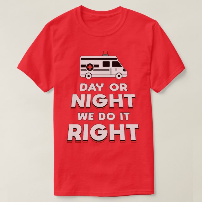 Camiseta Dia Ou Noite Fazemos Isso, Ambulância Certa, Motor (Frente do Design)