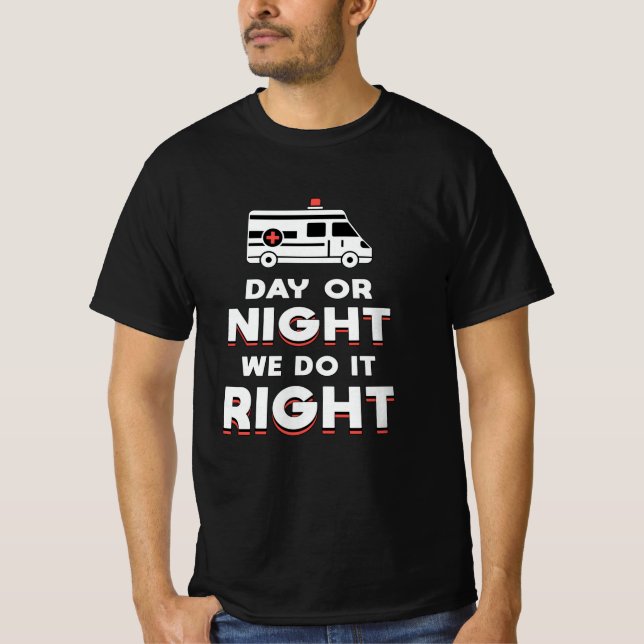 Camiseta Dia Ou Noite Fazemos Isso, Ambulância Certa, Motor (Frente)
