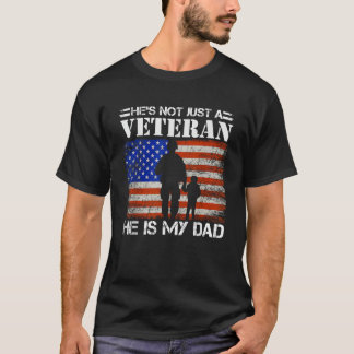 Camiseta Dia Veterano Da Bandeira Dos EUA Ele Não É Apenas 