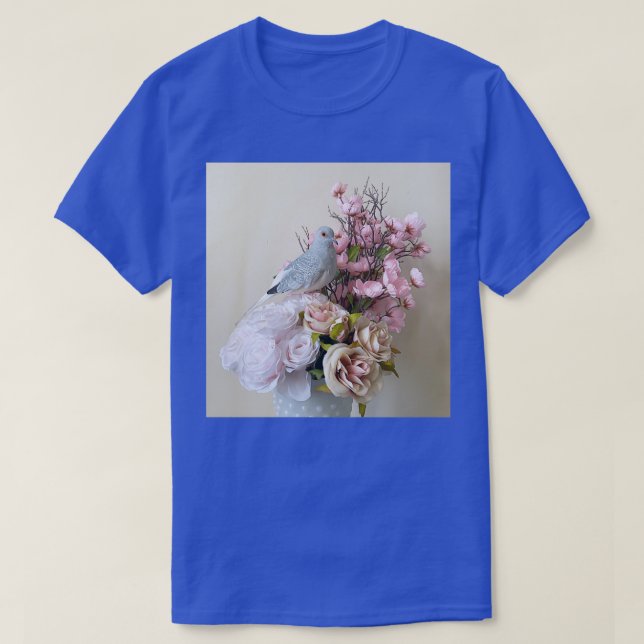 Camiseta Diamond Dove sobre flores (Frente do Design)