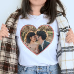 Camiseta Dias de os namorados de Fotografia Personalizadas<br><div class="desc">Esta design de camisa linda e personalizada inclui sua fotografia personalizada em forma de coração. O coração tem uma borda rosa e cinza. É perfeito para Dia de os namorados ou para casamento ou presente de aniversário. Para adicionar sua foto, basta usar o modelo fácil. Qualquer que seja a forma...</div>