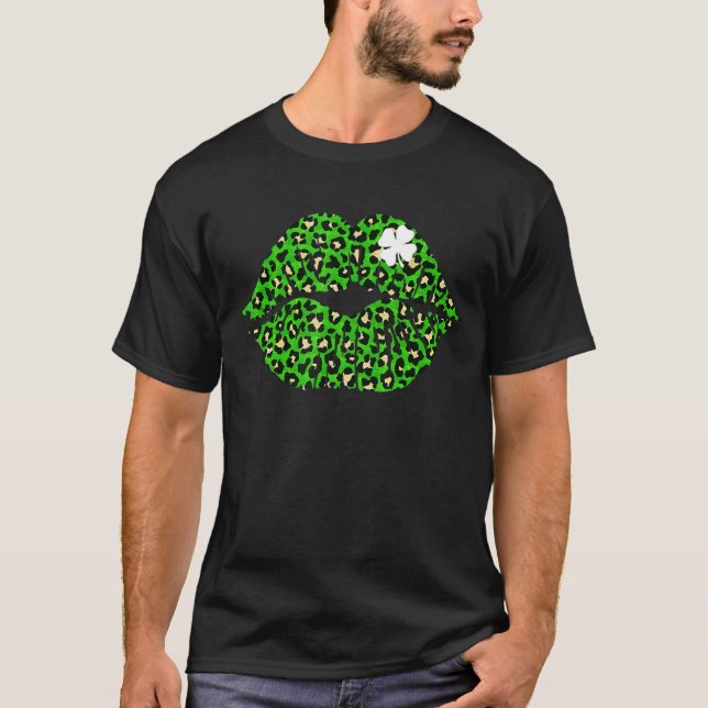 Camiseta Dias de São Patrícios Leopardo Verde Me Beijam Irl (Frente)