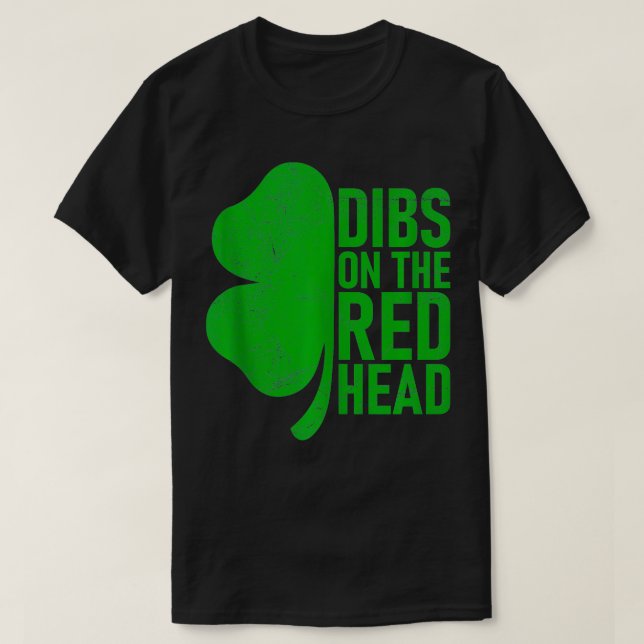 Camiseta Dibs Na Cabeça Vermelha Da Rua Irlandesa Shamrock  (Frente do Design)