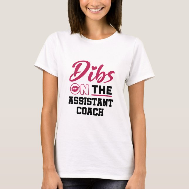 Camiseta Dibs na Esposa do Treinador Assistente (Frente)