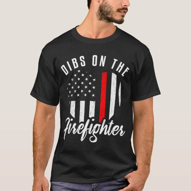 Camiseta Dibs No Vermelho Fino Namorada da Esposa do Bombei (Frente)