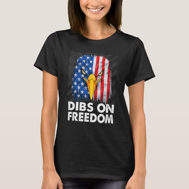 Camiseta Dibs on Freedom 4th of July US Flag Firecrackers (Frente)