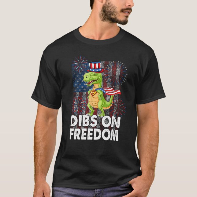 Camiseta Dibs on Freedom Dinosaur 4th of July US Flag Firec (Frente)