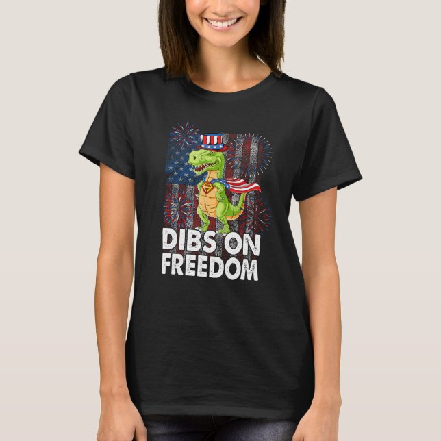 Camiseta Dibs on Freedom Dinosaur 4th of July US Flag Firec (Frente)
