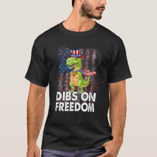 Camiseta Dibs on Freedom Dinossaur 4 de julho, US Flag Fire