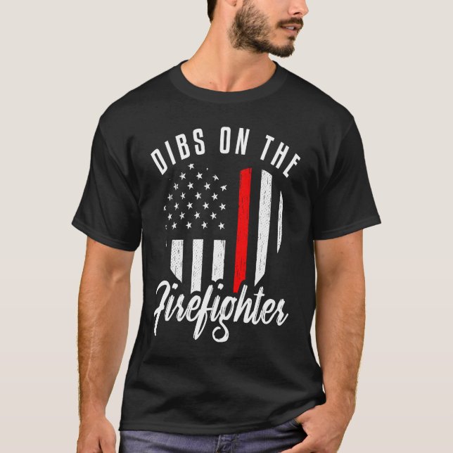 Camiseta Dibs On The Firefighter  Wife Girlfriend Thin Red  (Frente)