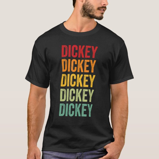 Camiseta Dickey County North Dakota Design de texto Rainbow (Frente)