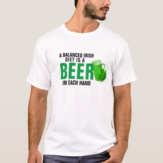 Camiseta Dieta Equilibrada é uma cerveja em cada mão Engraç (Frente)