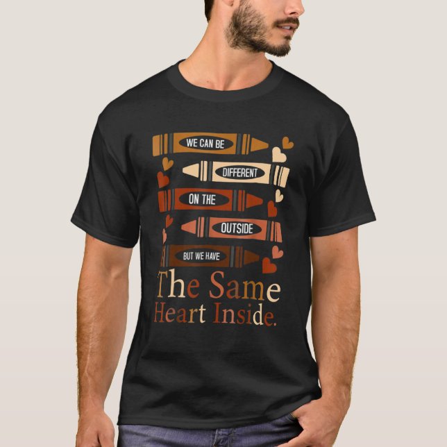 Camiseta Diferente Fora, Mas Mesma Dentro Negra Cardíaca (Frente)