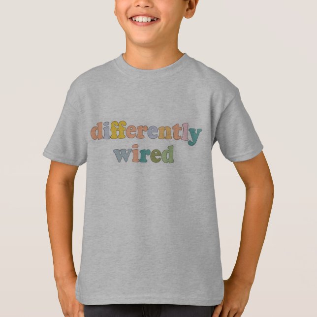 Camiseta Differently Wired  Kids’ T-Shirt (Frente)