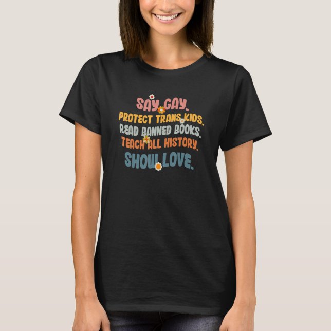 Camiseta Diga "Gay Protect Trans Kids" Lendo Livros Banidos (Frente)