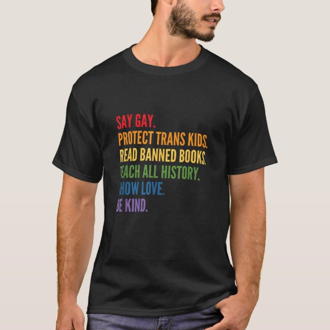 Camiseta Diga "Gay Protect Trans Kids" Lendo Livros Banidos (Frente)