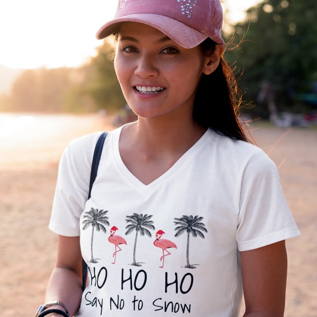 Camiseta Diga "Não" aos Flamingos de Natal da Praia Engraça (ho ho ho say no to snow funny flamingo beach christmas t-short on female model at beach)