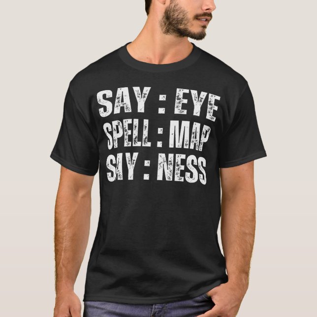 Camiseta Diga Olho Deletrear Mapa Diga Ness Piada Engraçada (Frente)