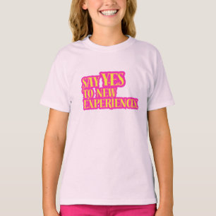 Camiseta Diga Sim a Novas Experiências Texto Vibrante e Neg