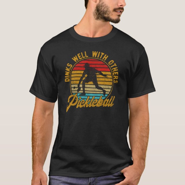 Camiseta Dinheiro Bem Com Outros Pickleball Retro Vintage (Frente)