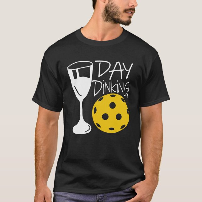 Camiseta Dinheiro do Dia - Jogador de Pickleball e Vinho (Frente)