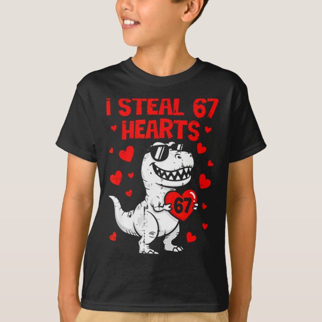 Camiseta Dino Holding Heart I Steal 67 Hearts Funny Six Sev (Frente)