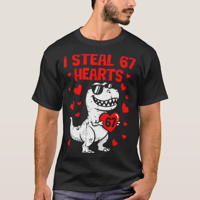 Camiseta Dino Holding Heart I Steal 67 Hearts Funny Six Sev (Frente)