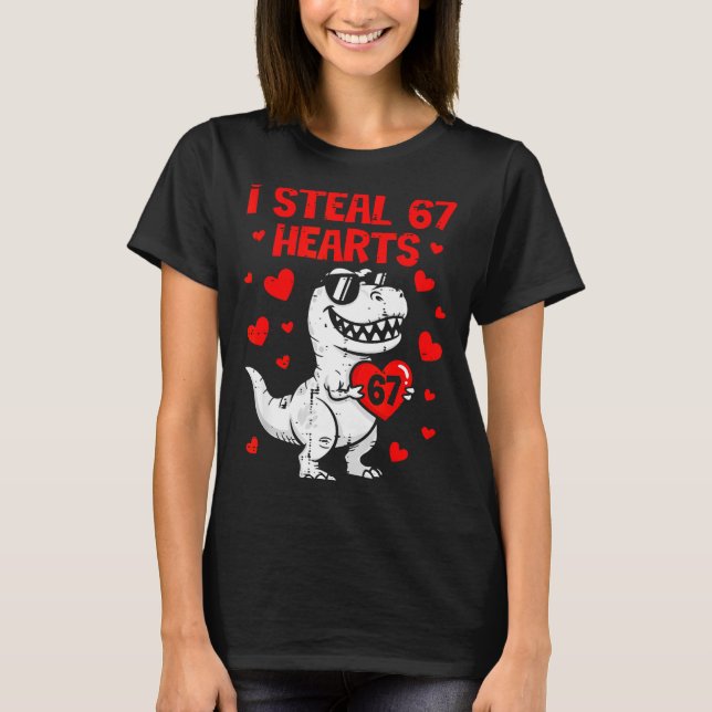 Camiseta Dino Holding Heart I Steal 67 Hearts Funny Six Sev (Frente)