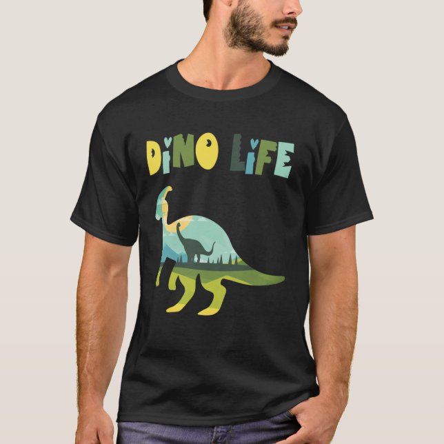 Camiseta Dino life wild wilderness in the forest with dinos (Frente)