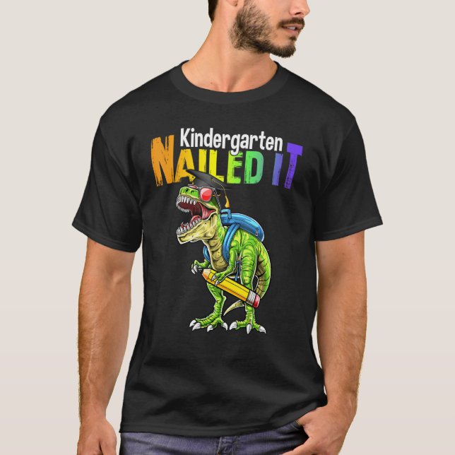 Camiseta Dino Trex Kindergarten Nailed It Graduation Boy Ki (Frente)