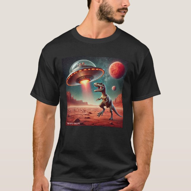 Camiseta Dino UFO Selfie: Encontro de Alienígenas (Man Tshi (Frente)