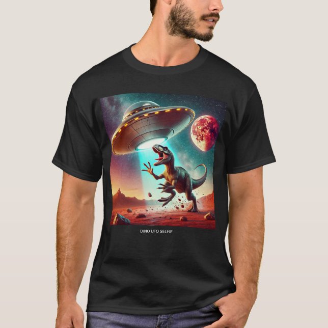 Camiseta Dino UFO Selfie: Encontro de Alienígenas (Man Tshi (Frente)