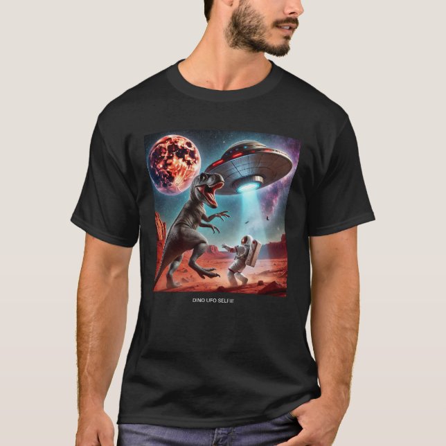 Camiseta Dino UFO Selfie: Encontro de Alienígenas (Man Tshi (Frente)