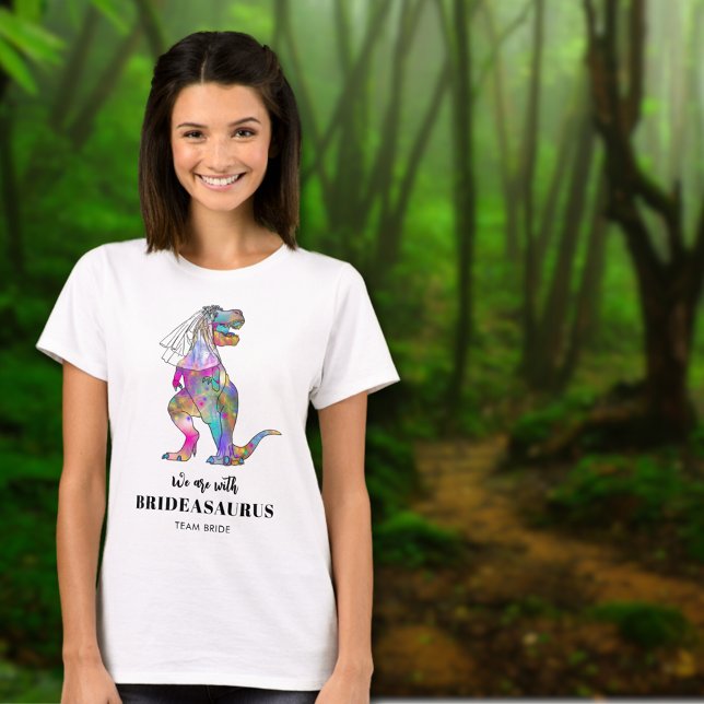 Camiseta Dinossaur Themed Wedding T Rex Bride (Dinosaur wedding team bride tshirt with colorful T-Rex Brideasaurus )