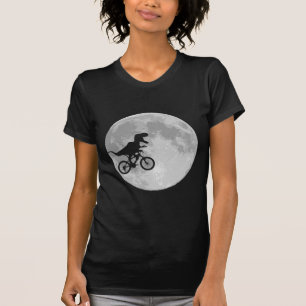 Camiseta Dinossauro em bicicleta no céu com lua