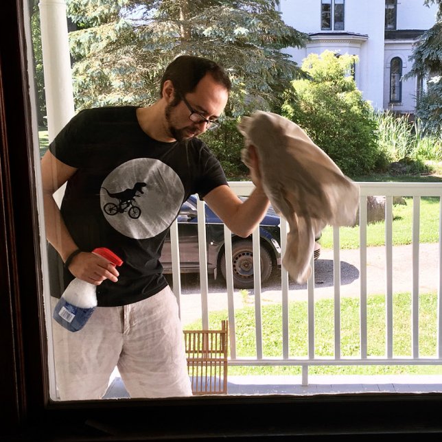 Camiseta Dinossauro em bicicleta no céu com lua (Criador carregado)