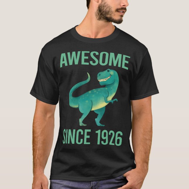 Camiseta Dinossauro Engraçado - Incrível Desde 1926 (Frente)