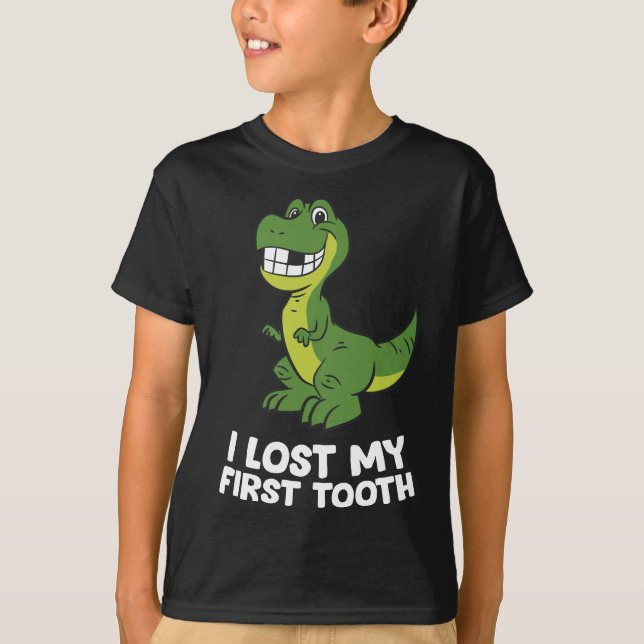 Camiseta Dinossauro Perdido Primeiro Dente (Frente)