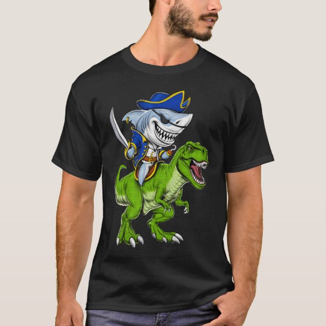 Camiseta Dinossauro T-Rex Pirata de Tubarão (Frente)