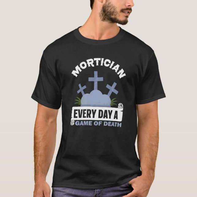 Camiseta Diretor Funeral Mortican Todos Os Dias Um Jogo De  (Frente)