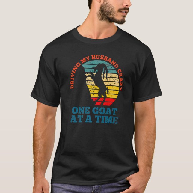 Camiseta Dirigindo meu marido uma cabra louca de cada vez - (Frente)
