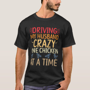 Camiseta Dirigindo Meu Marido Uma Galinha Louca De Cada Vez